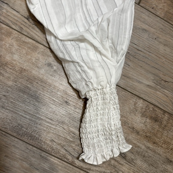 Blu Pepper White Long Sleeve Collar Shirt with Tight Ruffled Sleeves - Picture 3 of 6